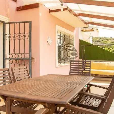 Serene Summer House With Garden And Nature View In Cesme Villa